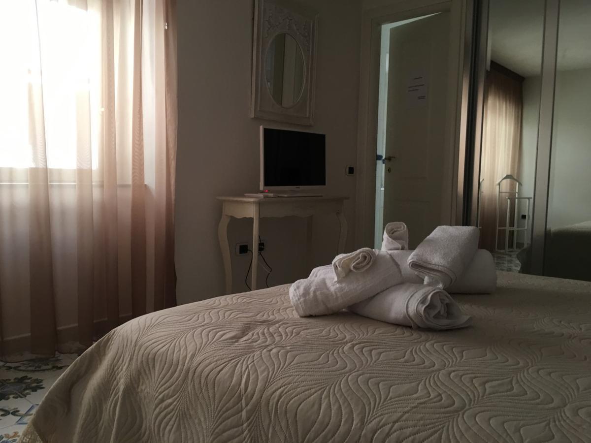 La Corte Del Re Borbone Bed & Breakfast Caserta Exterior foto